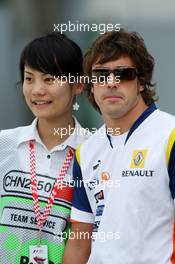 16.10.2008 Shanghai, China,  Fernando Alonso (ESP), Renault F1 Team with a fan - Formula 1 World Championship, Rd 17, Chinese Grand Prix, Thursday