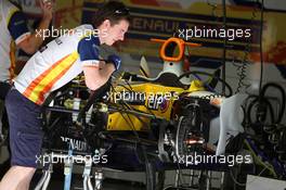 16.10.2008 Shanghai, China,  Mechanics work on the car of Fernando Alonso (ESP), Renault F1 Team - Formula 1 World Championship, Rd 17, Chinese Grand Prix, Thursday