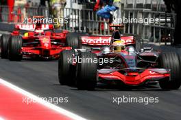 25.04.2008 Barcelona, Spain,  Lewis Hamilton (GBR), McLaren Mercedes, Kimi Raikkonen (FIN), Räikkönen, Scuderia Ferrari - Formula 1 World Championship, Rd 4, Spanish Grand Prix, Friday Practice