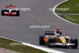 27.04.2008 Barcelona, Spain,  Fernando Alonso (ESP), Renault F1 Team, Lewis Hamilton (GBR), McLaren Mercedes - Formula 1 World Championship, Rd 4, Spanish Grand Prix, Sunday Race