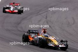 27.04.2008 Barcelona, Spain,  Fernando Alonso (ESP), Renault F1 Team, Lewis Hamilton (GBR), McLaren Mercedes - Formula 1 World Championship, Rd 4, Spanish Grand Prix, Sunday Race