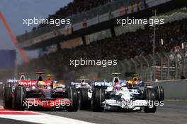 27.04.2008 Barcelona, Spain,  start of the race, Lewis Hamilton (GBR), McLaren Mercedes, Robert Kubica (POL), BMW Sauber F1 Team - Formula 1 World Championship, Rd 4, Spanish Grand Prix, Sunday Race