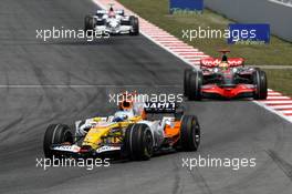 27.04.2008 Barcelona, Spain,  Fernando Alonso (ESP), Renault F1 Team, Lewis Hamilton (GBR), McLaren Mercedes - Formula 1 World Championship, Rd 4, Spanish Grand Prix, Sunday Race