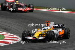 27.04.2008 Barcelona, Spain,  Fernando Alonso (ESP), Renault F1 Team, Lewis Hamilton (GBR), McLaren Mercedes - Formula 1 World Championship, Rd 4, Spanish Grand Prix, Sunday Race