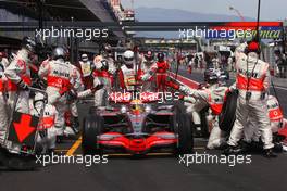 27.04.2008 Barcelona, Spain,  Lewis Hamilton (GBR), McLaren Mercedes and Robert Kubica (POL), BMW Sauber F1 Team during pitstop - Formula 1 World Championship, Rd 4, Spanish Grand Prix, Sunday Race