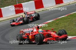 27.04.2008 Barcelona, Spain,  Felipe Massa (BRA), Scuderia Ferrari, F2008 leads Lewis Hamilton (GBR), McLaren Mercedes, MP4-23 - Formula 1 World Championship, Rd 4, Spanish Grand Prix, Sunday Race