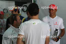 27.04.2008 Barcelona, Spain,  Lewis Hamilton (GBR), McLaren Mercedes chats with Mark Webber (AUS), Red Bull Racing and Rubens Barrichello (BRA), Honda Racing F1 Team  - Formula 1 World Championship, Rd 4, Spanish Grand Prix, Sunday