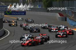 24.08.2008 Valencia, Spain,  Start, Felipe Massa (BRA), Scuderia Ferrari, F2008 leads Lewis Hamilton (GBR), McLaren Mercedes, MP4-23 - Formula 1 World Championship, Rd 12, European Grand Prix, Sunday Race