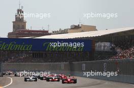 24.08.2008 Valencia, Spain,  Start, Felipe Massa (BRA), Scuderia Ferrari, F2008 leads Lewis Hamilton (GBR), McLaren Mercedes, MP4-23 - Formula 1 World Championship, Rd 12, European Grand Prix, Sunday Race