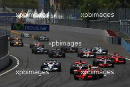 24.08.2008 Valencia, Spain,  Start, Felipe Massa (BRA), Scuderia Ferrari, F2008 leads Lewis Hamilton (GBR), McLaren Mercedes, MP4-23 - Formula 1 World Championship, Rd 12, European Grand Prix, Sunday Race