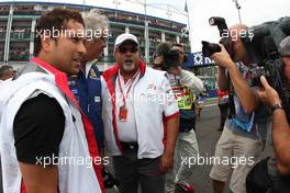 22.06.2008 Magny Cours, France,  Sachin Tendulkar (IND), Indian Cricket Player with Flavio Briatore (ITA), Renault F1 Team, Team Chief, Managing Director and Vijay Mallya (IND), Force India F1 Team, Owner and Kingfisher CEO - Formula 1 World Championship, Rd 8, French Grand Prix, Sunday Pre-Race Grid