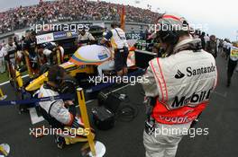 22.06.2008 Magny Cours, France,  McLaren Mercedes watch Renault F1 Team - Formula 1 World Championship, Rd 8, French Grand Prix, Sunday Pre-Race Grid