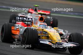 22.06.2008 Magny Cours, France,  Nelson Piquet Jr (BRA), Renault F1 Team leads Heikki Kovalainen (FIN), McLaren Mercedes  - Formula 1 World Championship, Rd 8, French Grand Prix, Sunday Race