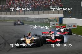 22.06.2008 Magny Cours, France,  Nelson Piquet Jr (BRA), Renault F1 Team, R28 and Lewis Hamilton (GBR), McLaren Mercedes, MP4-23 - Formula 1 World Championship, Rd 8, French Grand Prix, Sunday Race