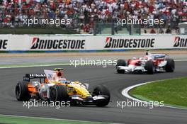 22.06.2008 Magny Cours, France,  Nelson Piquet Jr (BRA), Renault F1 Team leads Timo Glock (GER), Toyota F1 Team - Formula 1 World Championship, Rd 8, French Grand Prix, Sunday Race