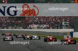 22.06.2008 Magny Cours, France,  Start, Kimi Raikkonen (FIN), Räikkönen, Scuderia Ferrari, F2008 leads Felipe Massa (BRA), Scuderia Ferrari, F2008  - Formula 1 World Championship, Rd 8, French Grand Prix, Sunday Race