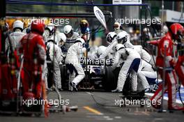 22.06.2008 Magny Cours, France,  Nick Heidfeld (GER), BMW Sauber F1 Team, pitstop - Formula 1 World Championship, Rd 8, French Grand Prix, Sunday Race