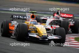 22.06.2008 Magny Cours, France,  Nelson Piquet Jr (BRA), Renault F1 Team leads Heikki Kovalainen (FIN), McLaren Mercedes - Formula 1 World Championship, Rd 8, French Grand Prix, Sunday Race