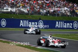 22.06.2008 Magny Cours, France,  Jarno Trulli (ITA), Toyota Racing leads Robert Kubica (POL),  BMW Sauber F1 Team - Formula 1 World Championship, Rd 8, French Grand Prix, Sunday Race