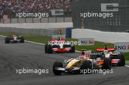 22.06.2008 Magny Cours, France,  Nelson Piquet Jr (BRA), Renault F1 Team, R28 and Lewis Hamilton (GBR), McLaren Mercedes, MP4-23 - Formula 1 World Championship, Rd 8, French Grand Prix, Sunday Race
