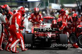 22.06.2008 Magny Cours, France,  Kimi Raikkonen (FIN), Räikkönen, Scuderia Ferrari, pitstop - Formula 1 World Championship, Rd 8, French Grand Prix, Sunday Race