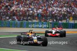 22.06.2008 Magny Cours, France,  Mark Webber (AUS), Red Bull Racing leads Heikki Kovalainen (FIN), McLaren Mercedes - Formula 1 World Championship, Rd 8, French Grand Prix, Sunday Race