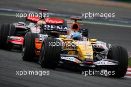 22.06.2008 Magny Cours, France,  Fernando Alonso (ESP), Renault F1 Team leads Lewis Hamilton (GBR), McLaren Mercedes - Formula 1 World Championship, Rd 8, French Grand Prix, Sunday Race