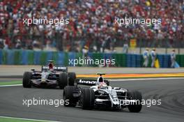 22.06.2008 Magny Cours, France,  Kazuki Nakajima (JPN), Williams F1 Team leads Sebastian Vettel (GER), Scuderia Toro Rosso - Formula 1 World Championship, Rd 8, French Grand Prix, Sunday Race