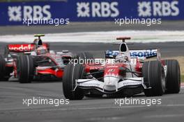 22.06.2008 Magny Cours, France,  Jarno Trulli (ITA), Toyota Racing, TF108 and Heikki Kovalainen (FIN), McLaren Mercedes, MP4-23 - Formula 1 World Championship, Rd 8, French Grand Prix, Sunday Race