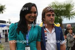 22.06.2008 Magny Cours, France,  Miss France and Fernando Alonso (ESP), Renault F1 Team - Formula 1 World Championship, Rd 8, French Grand Prix, Sunday