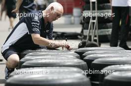 19.06.2008 Magny Cours, France,  Williams F1 Team, prepare tyres - Formula 1 World Championship, Rd 8, French Grand Prix, Thursday