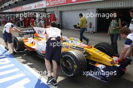 04.07.2008 Silverstone, England,  Fernando Alonso (ESP), Renault F1 Team, R28, returns to the pits after stopping on track - Formula 1 World Championship, Rd 9, British Grand Prix, Friday Practice