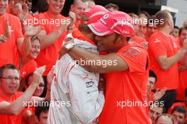 06.07.2008 Silverstone, England,  Heikki Kovalainen (FIN), McLaren Mercedes, Lewis Hamilton (GBR), McLaren Mercedes - Formula 1 World Championship, Rd 9, British Grand Prix, Sunday Podium