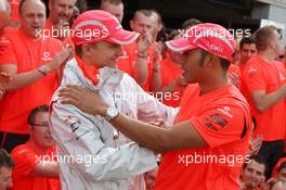 06.07.2008 Silverstone, England,  Heikki Kovalainen (FIN), McLaren Mercedes, Lewis Hamilton (GBR), McLaren Mercedes - Formula 1 World Championship, Rd 9, British Grand Prix, Sunday Podium