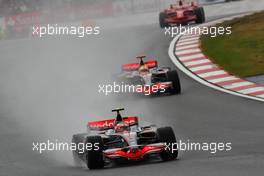 06.07.2008 Silverstone, England,  Heikki Kovalainen (FIN), McLaren Mercedes, MP4-23 leads Lewis Hamilton (GBR), McLaren Mercedes, MP4-23 - Formula 1 World Championship, Rd 9, British Grand Prix, Sunday Race