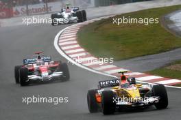 06.07.2008 Silverstone, England,  Nelson Piquet Jr (BRA), Renault F1 Team, R28 and Jarno Trulli (ITA), Toyota Racing, TF108 - Formula 1 World Championship, Rd 9, British Grand Prix, Sunday Race