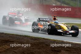 06.07.2008 Silverstone, England,  Fernando Alonso (ESP), Renault F1 Team leads Heikki Kovalainen (FIN), McLaren Mercedes - Formula 1 World Championship, Rd 9, British Grand Prix, Sunday Race