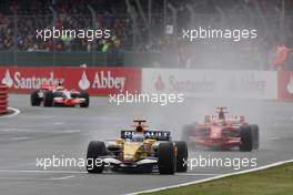 06.07.2008 Silverstone, England,  Fernando Alonso (ESP), Renault F1 Team, R28 and Kimi Raikkonen (FIN), Räikkönen, Scuderia Ferrari, F2008 - Formula 1 World Championship, Rd 9, British Grand Prix, Sunday Race
