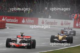 06.07.2008 Silverstone, England,  Heikki Kovalainen (FIN), McLaren Mercedes, MP4-23 and Fernando Alonso (ESP), Renault F1 Team, R28 - Formula 1 World Championship, Rd 9, British Grand Prix, Sunday Race