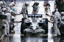 06.07.2008 Silverstone, England,  Nick Heidfeld (GER), BMW Sauber F1 Team during pitstop - Formula 1 World Championship, Rd 9, British Grand Prix, Sunday Race