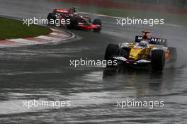 06.07.2008 Silverstone, England,  Fernando Alonso (ESP), Renault F1 Team, R28 and Heikki Kovalainen (FIN), McLaren Mercedes, MP4-23 - Formula 1 World Championship, Rd 9, British Grand Prix, Sunday Race
