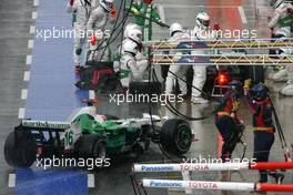 06.07.2008 Silverstone, England,  Rubens Barrichello (BRA), Honda Racing F1 Team, Jenson Button (GBR), Honda Racing F1 Team during pitstop - Formula 1 World Championship, Rd 9, British Grand Prix, Sunday Race