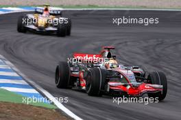 20.07.2008 Hockenheim, Germany,  Lewis Hamilton (GBR), McLaren Mercedes, Nelson Piquet Jr (BRA), Renault F1 Team  - Formula 1 World Championship, Rd 10, German Grand Prix, Sunday Race