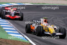 20.07.2008 Hockenheim, Germany,  Nelson Piquet Jr (BRA), Renault F1 Team, Lewis Hamilton (GBR), McLaren Mercedes  - Formula 1 World Championship, Rd 10, German Grand Prix, Sunday Race