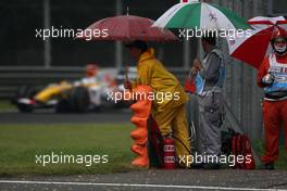 12.09.2008 Monza, Italy,  Fernando Alonso (ESP), Renault F1 Team, R28, Marshalls - Formula 1 World Championship, Rd 14, Italian Grand Prix, Friday Practice
