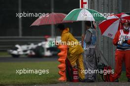 12.09.2008 Monza, Italy,  Jenson Button (GBR), Honda Racing F1 Team, RA108, marshalls - Formula 1 World Championship, Rd 14, Italian Grand Prix, Friday Practice