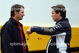12.09.2008 Monza, Italy,  Michael Schmidt [AMS] talks with Sam Michael (AUS), WilliamsF1 Team, Technical director - Formula 1 World Championship, Rd 14, Italian Grand Prix, Friday