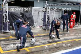 14.09.2008 Monza, Italy,  Red Bull Racing drying their pit box - Formula 1 World Championship, Rd 14, Italian Grand Prix, Sunday Pre-Race Grid