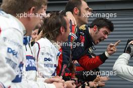 14.09.2008 Monza, Italy,  Scuderia Toro Rosso, mechanics, celebrate - Formula 1 World Championship, Rd 14, Italian Grand Prix, Sunday Podium