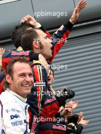 14.09.2008 Monza, Italy,  Scuderia Toro Rosso, mechanics celebrate - Formula 1 World Championship, Rd 14, Italian Grand Prix, Sunday Podium
